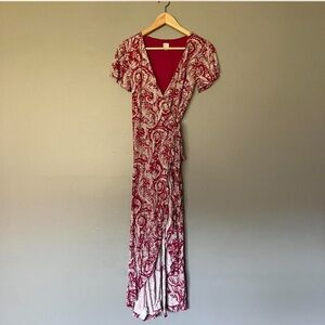 Pink and white paisley print wrap midi dress w/ a tie waist
Loft Beach
Size: XS